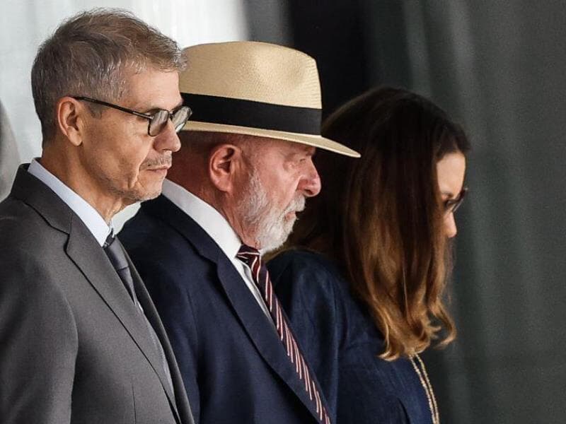 O ministro Sidônio Palmeira ao lado do presidente Lula e da primeira-dama Janja. - Gabriela Biló/Folhapress