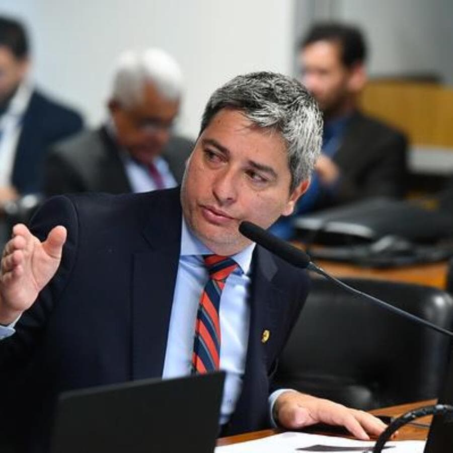 O senador Carlos Portinho (PL-RJ), é autor do texto substitutivo do projeto de lei que impõe regras na propaganda de apostas. - Carlos Moura/Agência Senado