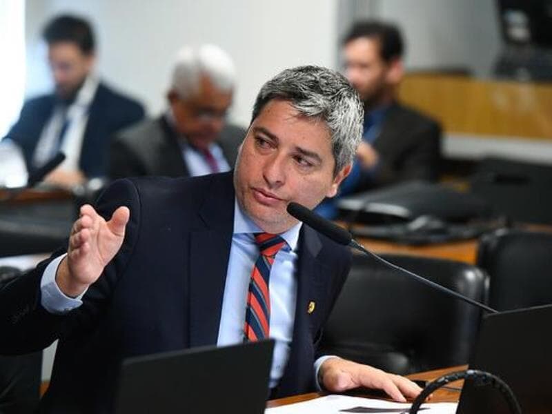O senador Carlos Portinho (PL-RJ), é autor do texto substitutivo do projeto de lei que impõe regras na propaganda de apostas. - Carlos Moura/Agência Senado