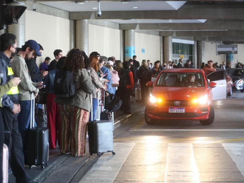 Ponto de embarque para transporte por aplicativo no Aeroporto de Guarulhos, em São Paulo. - Rubens Cavallari/Folhapress