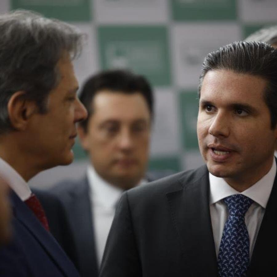 O ministro da Fazenda, Fernando Haddad (esq.), com o presidente da Câmara, Hugo Motta (Republicanos-PB). - Pedro Ladeira/Folhapress