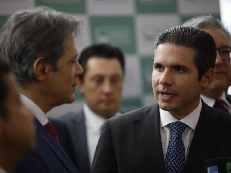 O ministro da Fazenda, Fernando Haddad (esq.), com o presidente da Câmara, Hugo Motta (Republicanos-PB). - Pedro Ladeira/Folhapress