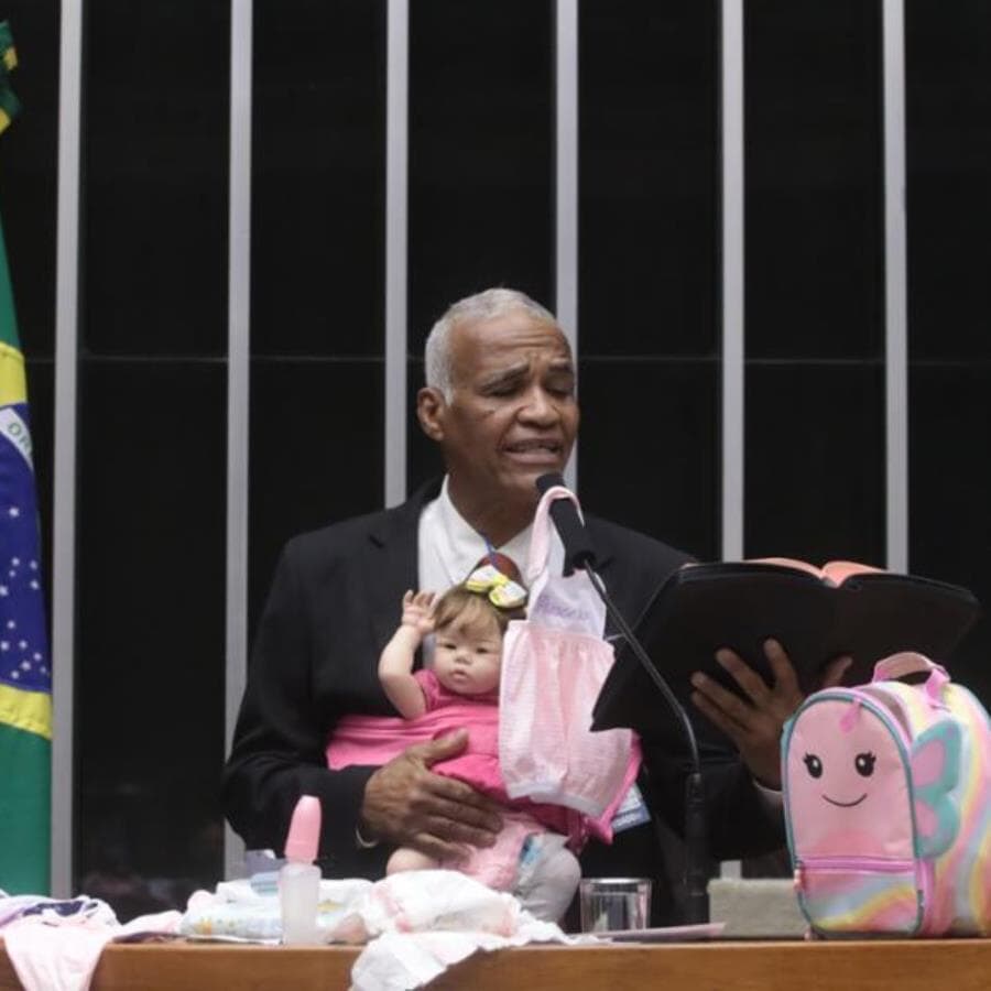 Deputado Pastor Isidório (Avante-BA) em plenário acompanhado de uma boneca e a Bíblia. - Bruno Spada/Câmara dos Deputados