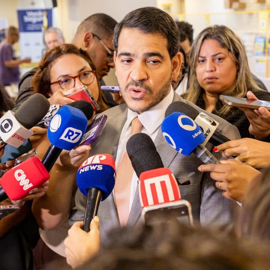Jorge Messias durante visita a uma agência dos Correios em Brasília.
 - Renato Menezes/AGU