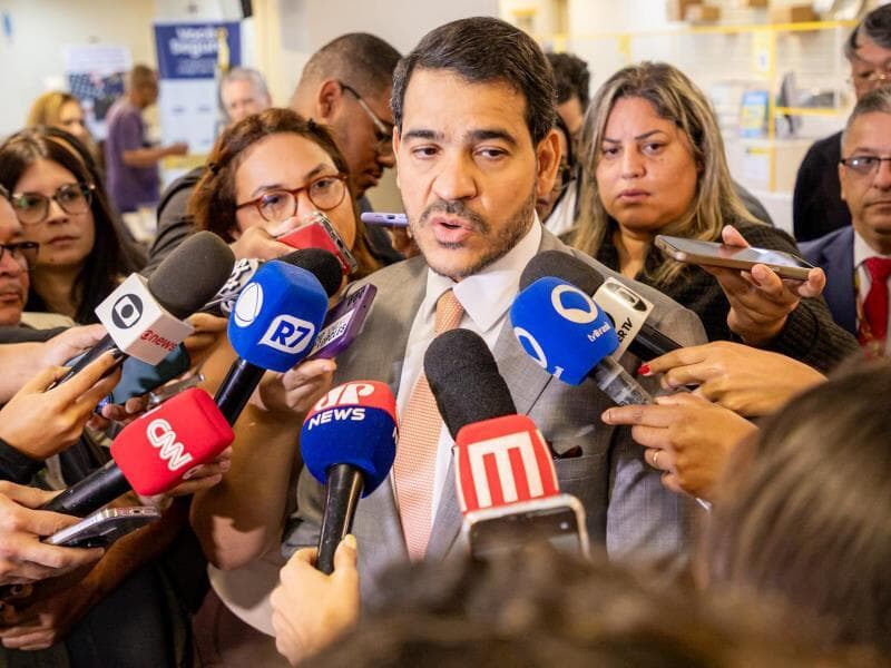 Jorge Messias durante visita a uma agência dos Correios em Brasília.
 - Renato Menezes/AGU