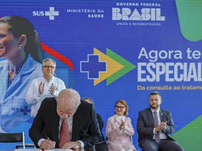 Lula assina relançamento de programa que tem como objetivo reduzir filas no Sistema Único de Saúde. - Ricardo Stuckert/PR