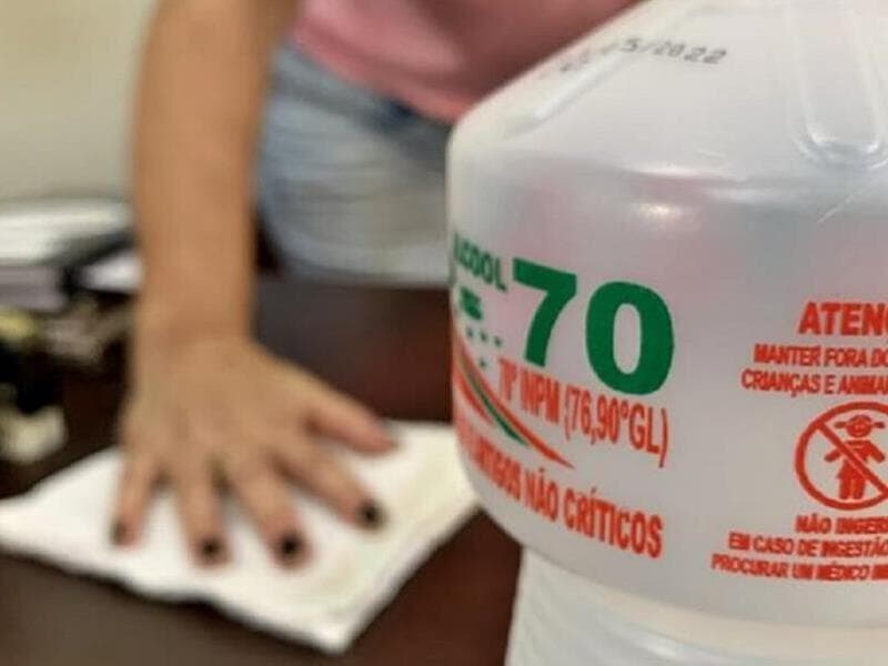 Álcool 70% na forma líquida. - Reprodução/Agência Gov