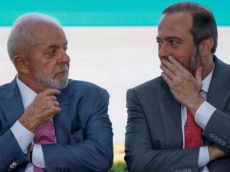 Lula e o ministro de Minas e Energia, Alexandre Silveira. Compensação com IOF pode vir da área de petróleo. - Pedro Ladeira/Folhapress