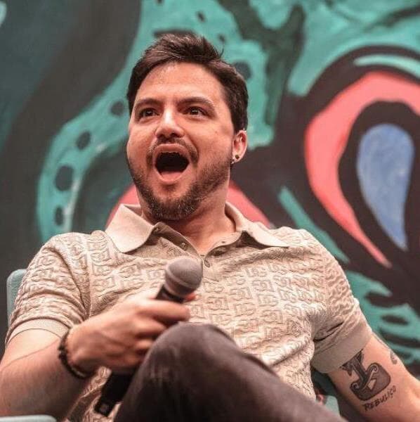 O influenciador Felipe Neto repetiu o termo "excrementíssimo" cinco vezes ao comentar o caso em seu perfil no X. - Rafaela Araujo/Folhapress