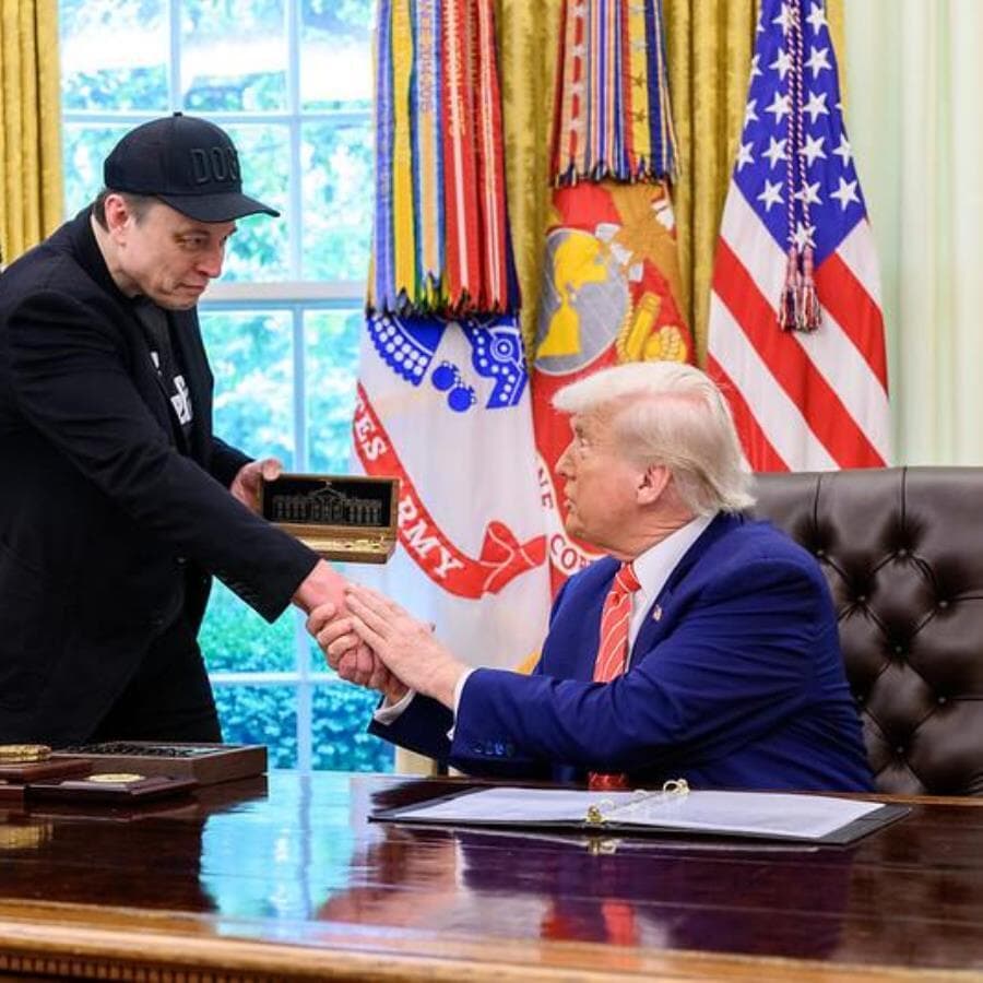 Musk e Trump se cumprimentam em 30 de maio, dia em que o empresário deixou o governo.  -  Molly Riley/Casa Branca