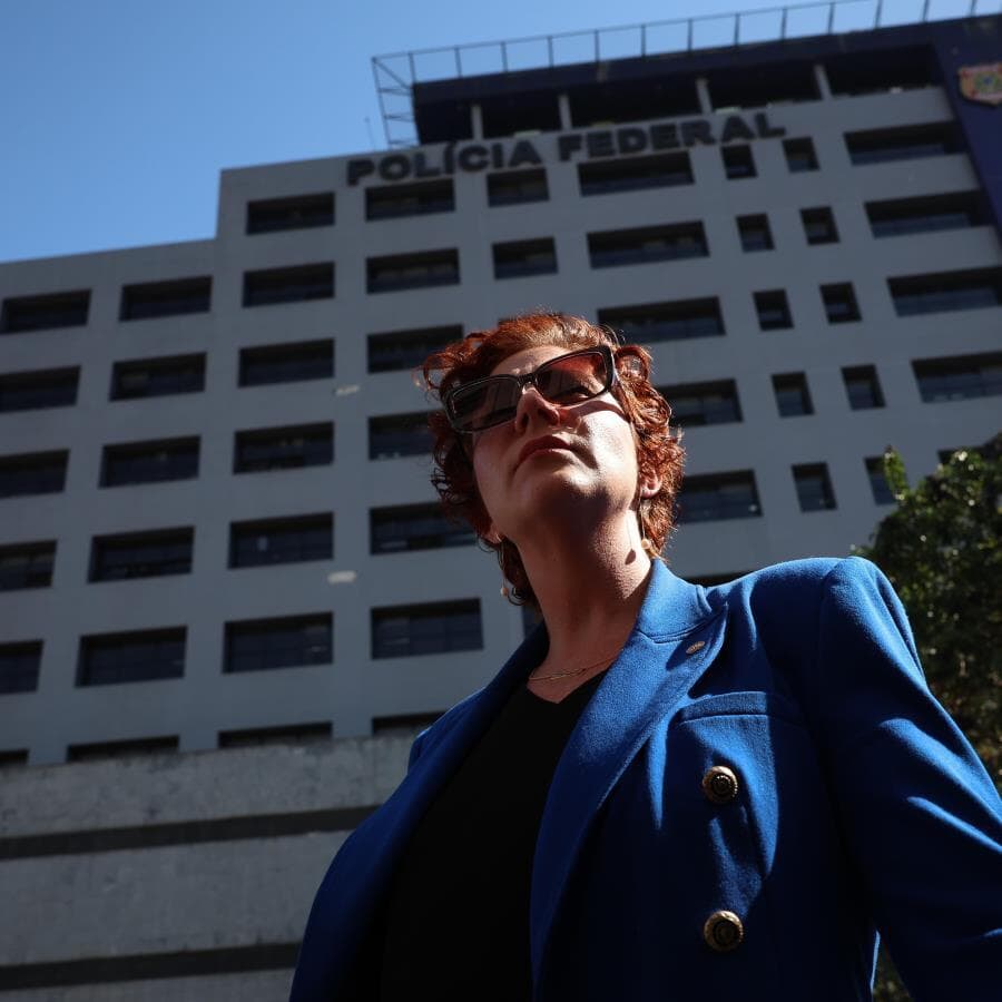 Zambelli em frente à Polícia Federal em São Paulo. Deputada está na lista de Alerta Vermelho da Interpol como fugitiva internacional. - Zanone Fraissat/ Folhapress