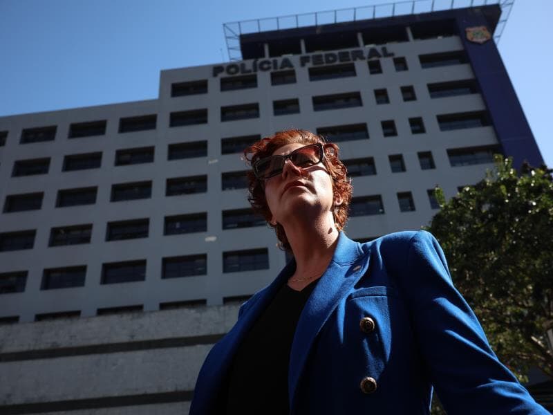 Zambelli em frente à Polícia Federal em São Paulo. Deputada está na lista de Alerta Vermelho da Interpol como fugitiva internacional. - Zanone Fraissat/ Folhapress