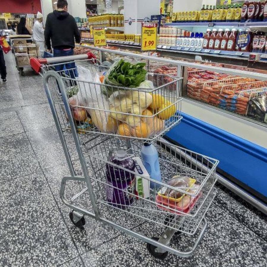 Segundo o Dieese, um trabalhador em São Paulo que recebe um salário mínimo precisa precisa de 129 horas e 53 minutos de trabalho para bancar uma cesta básica. - Adriana Toffetti/Ato Press/Folhapress