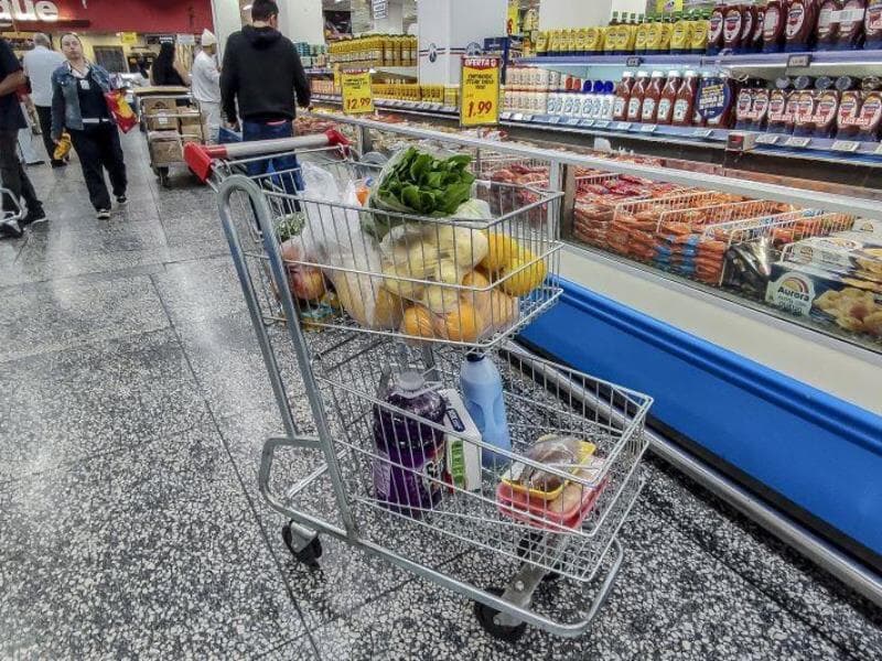 Segundo o Dieese, um trabalhador em São Paulo que recebe um salário mínimo precisa precisa de 129 horas e 53 minutos de trabalho para bancar uma cesta básica. - Adriana Toffetti/Ato Press/Folhapress