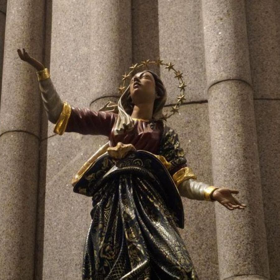 Estátua na Catedral da Sé, em São Paulo: católicos perdem espaço dentre a população, mas ainda são maioria. - Cris Faga/Folhapress
