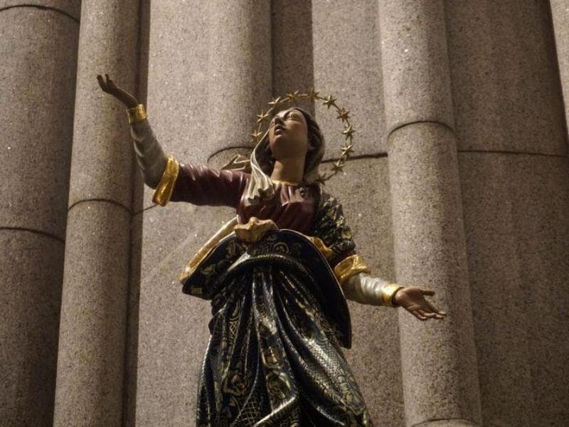 Estátua na Catedral da Sé, em São Paulo: católicos perdem espaço dentre a população, mas ainda são maioria. - Cris Faga/Folhapress