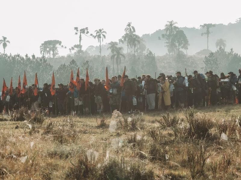 Integrantes do movimento Legendários durante acampamento realizado na natureza - Instagram (@legendariosbrasil)