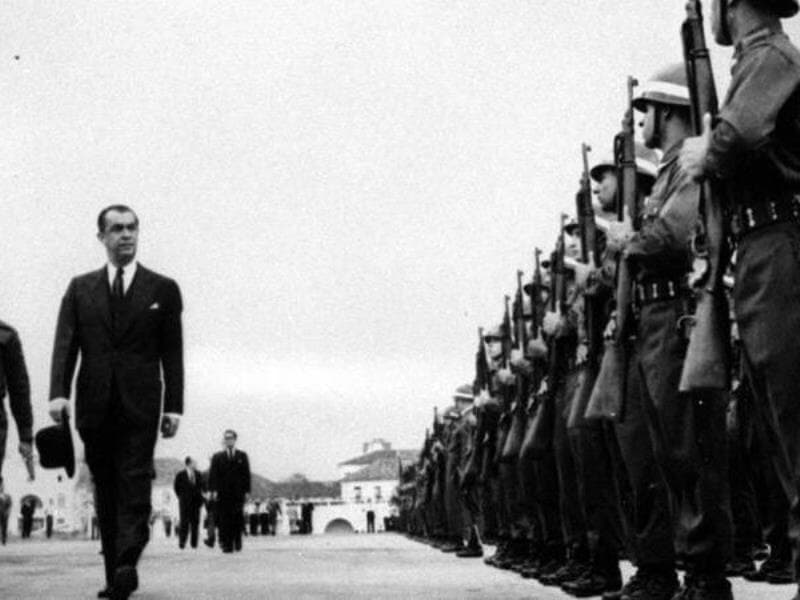 O presidente Juscelino Kubitschek passa tropa em revista no aeroporto do Galeão.  - Acervo UH/Folhapress