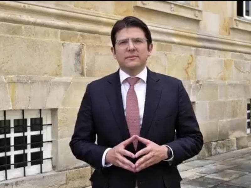 Uribe recebeu atendimento de emergência após ser alvo de atentado. - Reprodução/X 