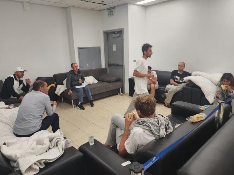 Governo israelense divulgou imagem dos ativistas pouco antes de serem deportados nesta quinta-feira. - Ministério das Relações Exteriores de Israel