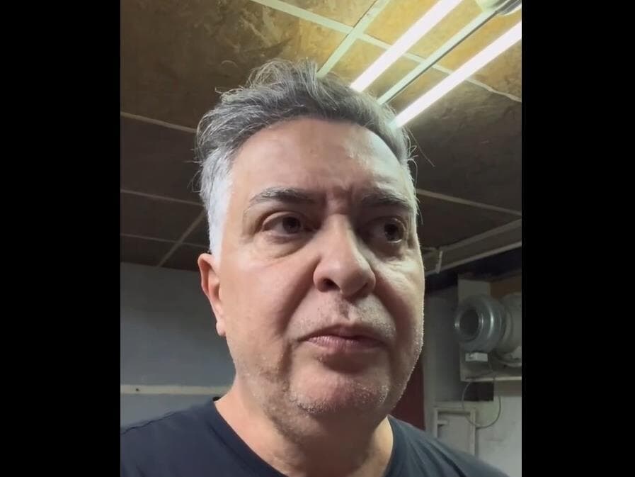 Álvaro Damião mostra o bunker em que ele e outros 24 brasileiros passaram a madrugada após soar alarme de segurança em Israel. - Reprodução/Youtube