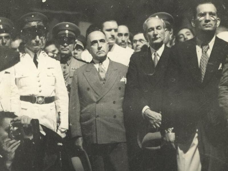 Getúlio Vargas e José Carneiro da Gama Malcher na inauguração do busto de Getúlio Vargas. - Coleção Getúlio Vargas - Museu da República/IBRAM GV-IC-FT-004(54)