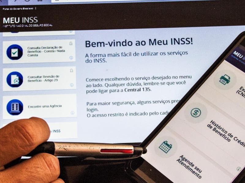 Dados revelam percepção de falhas nas gestões petista e bolsonarista diante de irregularidades no INSS. - Adriana Toffetti/A7 Press/FolhaPress