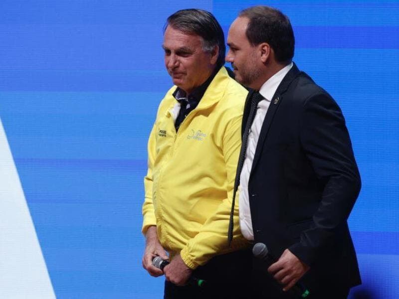 Jair Bolsonaro com o filho Carlos, que é vereador no Rio de Janeiro. - Pedro Ladeira/Folhapress