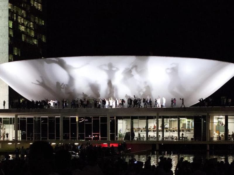 Cúpula da Câmara tomada por manifestantes na noite de 17 de junho de 2013. - Arte Congresso em Foco