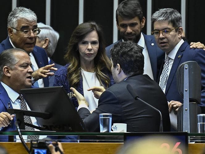 O presidente do Congresso, Davi Alcolumbre, conversa com parlamentares governistas e da oposição durante a sessão de análise de vetos. - Andressa Anholete/Agência Senado