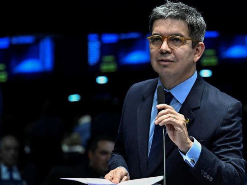 O líder do governo no Congresso, senador Randolfe Rodrigues (PT-AP), anunciou que a gestão Lula vai editar a MP para compensar a queda dos vetos do presidente. - Andressa Anholete/Agência Senado