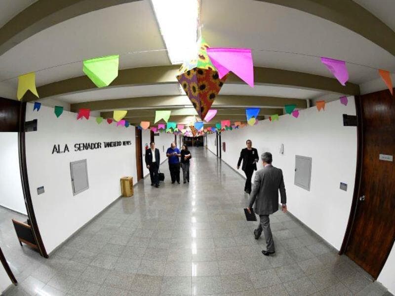 Corredores do Senado com decoração junina: semana de São João terá votação do aumento de número de deputados. - Marcos Oliveira/Agência Senado