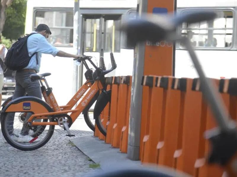 Servidores que usam bicicleta para ir ao trabalho poderão contar com estrutura adequada nos órgãos públicos, conforme prevê projeto aprovado na Câmara. - Tomaz Silva/Agência Brasil