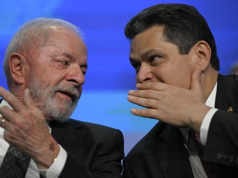 O presidente Lula, com Davi Alcolumbre: tarefa de promulgar lei do Dia da Amizade com Israel ficou com o presidente do Congresso. - Mateus Bonomi/AGIF/Folhapress