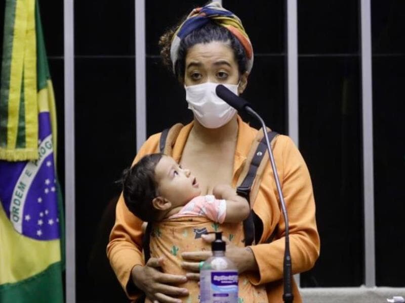 Deputada Talíria Petrone com a filha Moana em sessão de fevereiro de 2021. - Maryanna Oliveira/Câmara dos Deputados