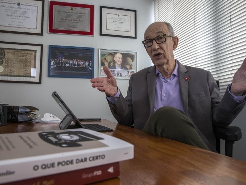Rui Falcão diz que continua alinhado com a política do governo Lula e atribui erro no voto à instabilidade da internet durante a votação remota. - Marlene Bergamo/Folhapress