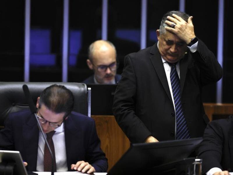 O líder do governo na Câmara, José Guimarães (PT-CE), com a mão na cabeça, ao lado do presidente da Câmara, Hugo Motta (Republicanos-PB): derrota do governo teve o carimbo de partidos na centro-esquerda. - Pedro Ladeira/Folhapress