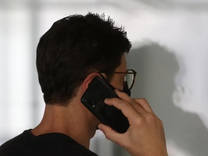Consumidores seguem recebendo ligações indesejadas mesmo após recusarem contato; projeto busca garantir o direito ao bloqueio definitivo. - Tânia Rêgo/Agência Brasil