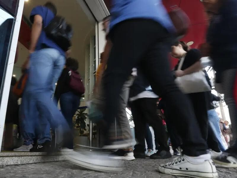 Candidatos do Concurso Público Nacional Unificado chegam ao local de prova em agosto de 2024. - Paulo Pinto/Agência Brasil
