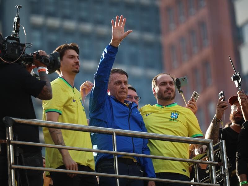 Bolsonaro ao lado dos filhos Jair Renan, Flávio e Carlos Bolsonaro. - Zanone Fraissat/Folhapress
