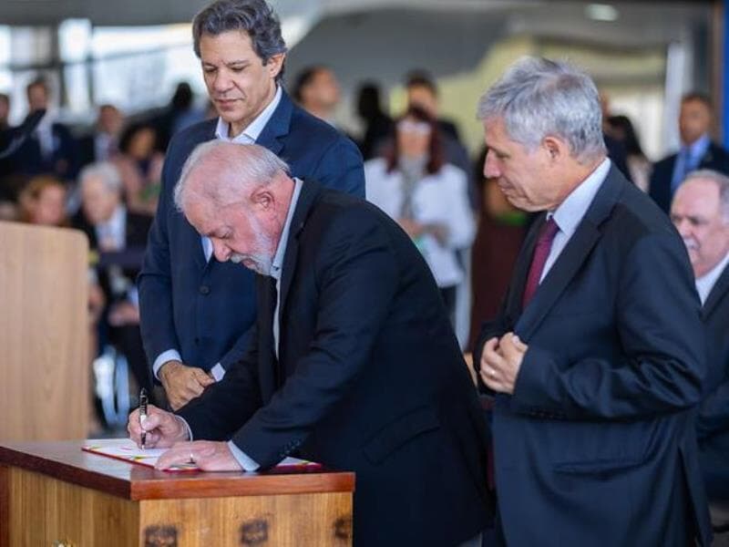 Presidente Lula e os ministros Fernando Haddad e Paulo Teixeira. - Diego Zacarias/MF