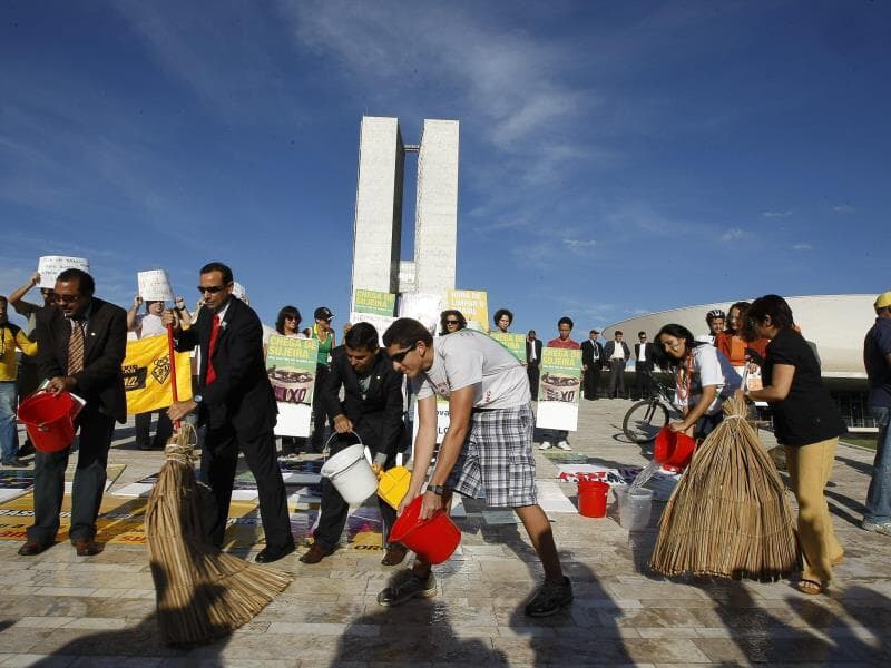 Manifestantes lavam a rampa do Congresso Nacional durante protesto para pedir a aprovação do projeto da Ficha Limpa. - Sergio Lima/Folhapress