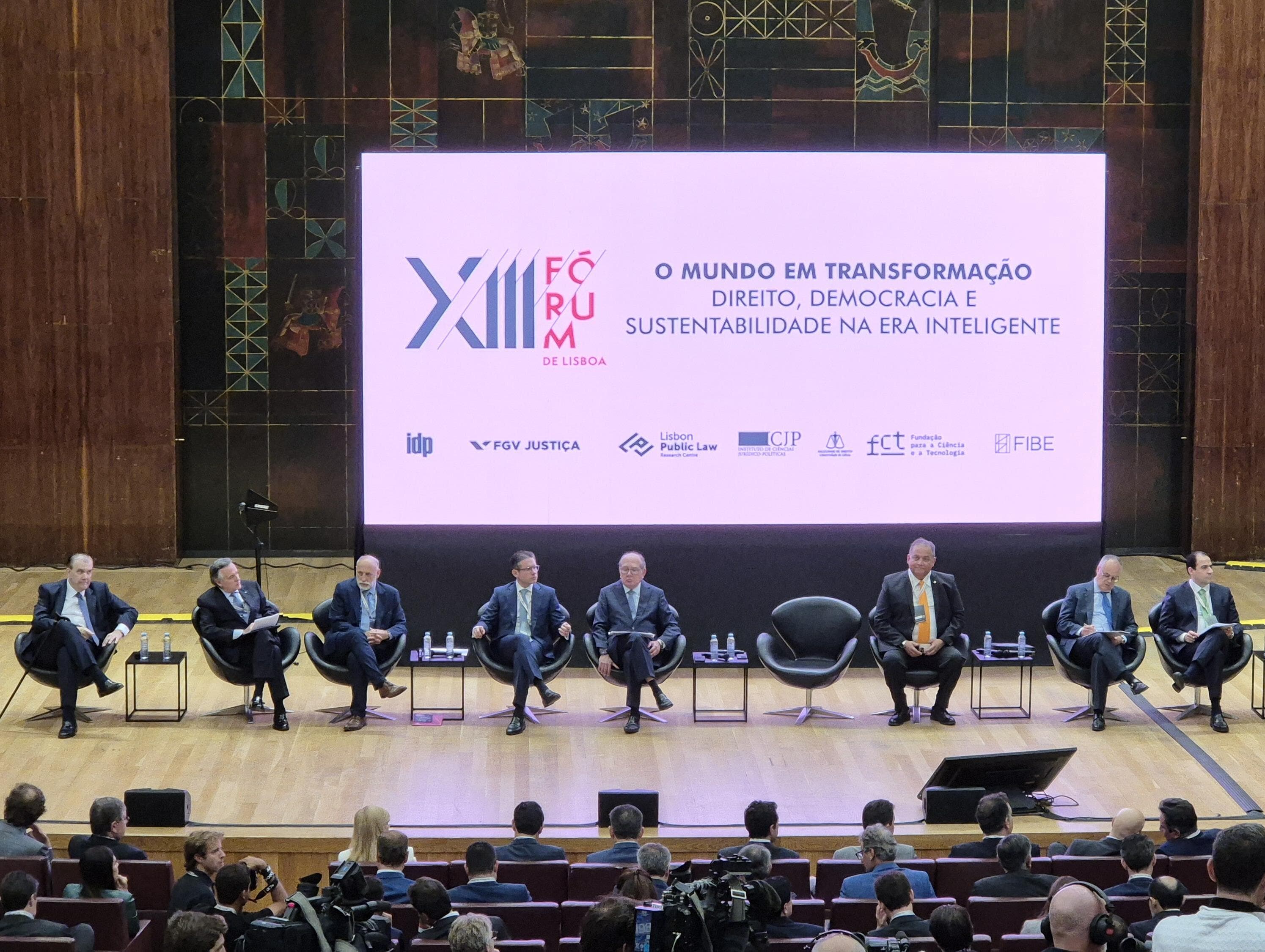 Gilmar Mendes e Hugo Motta participaram da aula magna que abriu nesta quarta-feira o Fórum de Lisboa. - Congresso em Foco