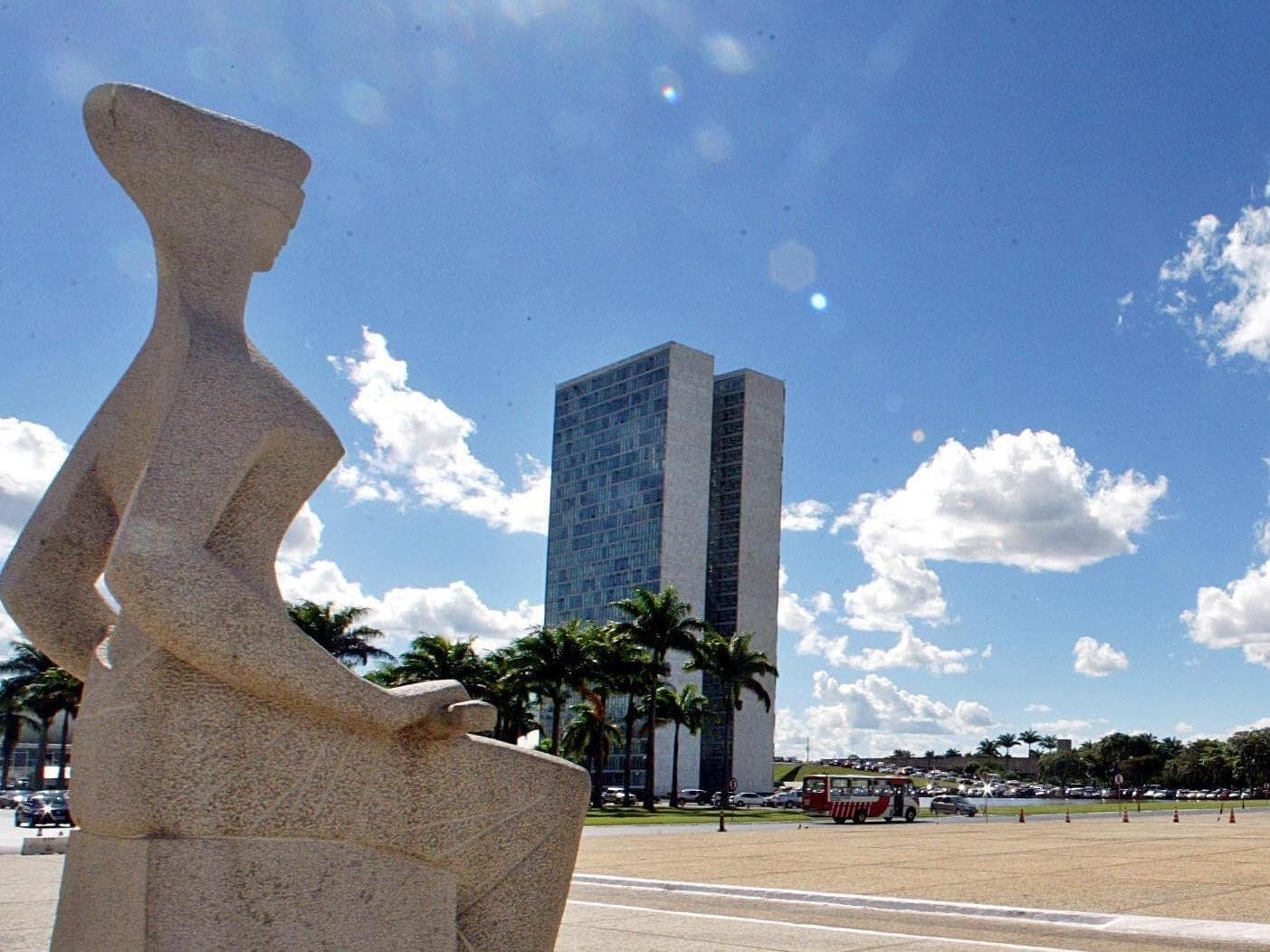 A Estátua da Justiça, do STF, e o Congresso Nacional. - Alan Marques/Folhapress