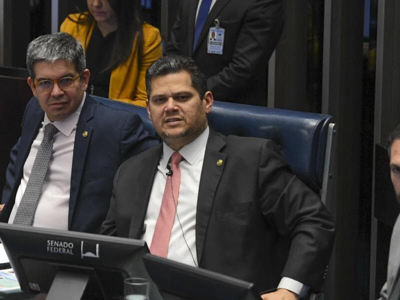 Randolfe Rodrigues e o presidente Davi Alcolumbre. - Jonas Pereira/Agência Senado