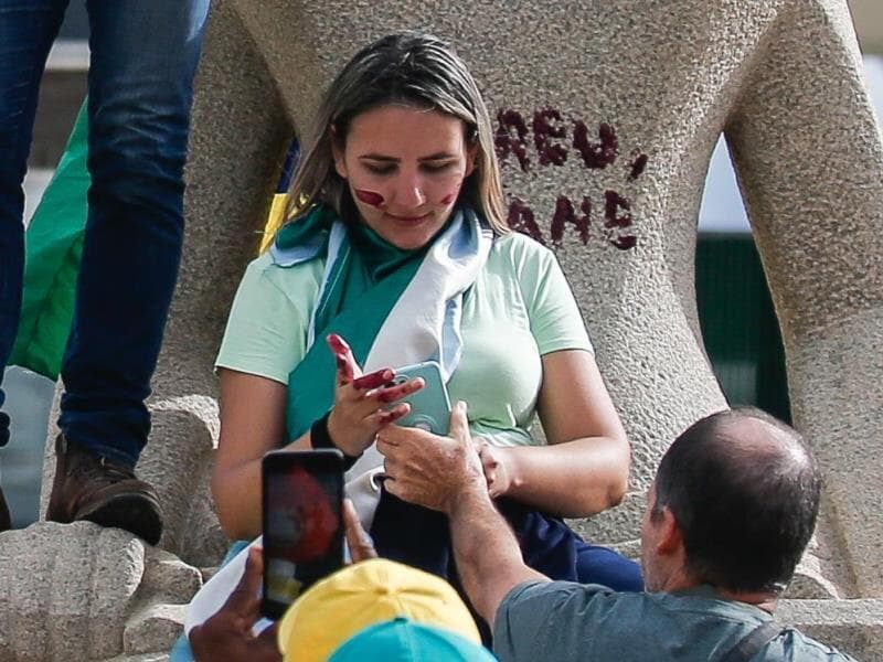 Débora Rodrigues dos Santos picha a estátua da Justiça, na praça dos Três Poderes, com a frase "Perdeu, mané". - Gabriela Biló/Folhapress