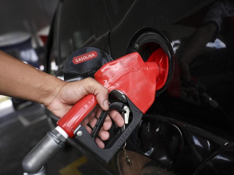 Reduções feitas pelas Petrobras devem chegar aos postos de gasolina. - Marcelo Camargo/Agência Brasil