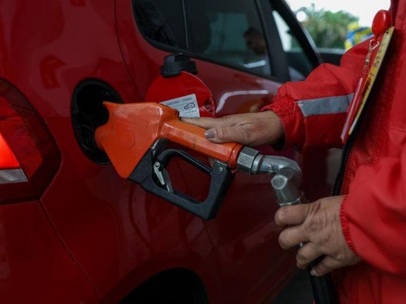 Para o governo, houve aumento indevido nos preços da gasolina em MG e no DF. - Allison Sales/Folhapress