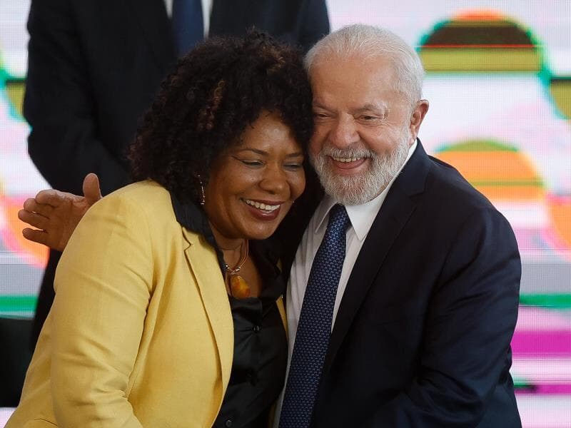 O presidente Lula com a ministra Margareth Menezes (Cultura), que assina o projeto. - Pedro Ladeira/Folhapress