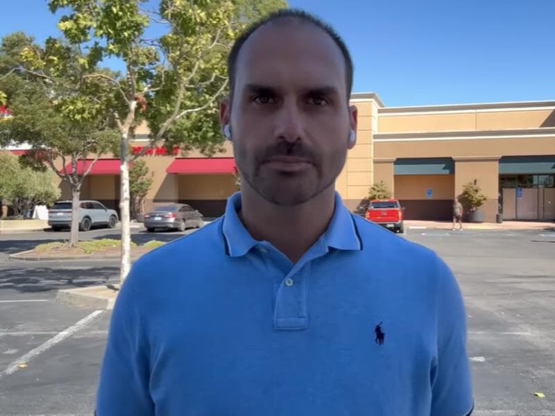Eduardo Bolsonaro convoca apoiadores a agradecer Trump. - Reprodução/YouTube